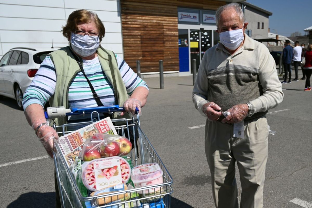 Seniori vyhradené časy na nákup nerešpektujú