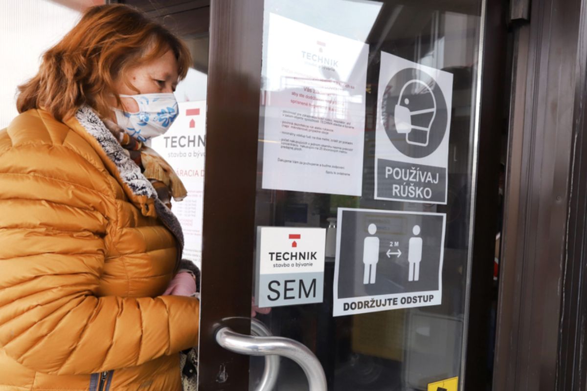Politici sa obalia igelitom, zákazníci nie. Obchodníci žiadajú o zrušenie možnosti nakupovať pre infikovaných