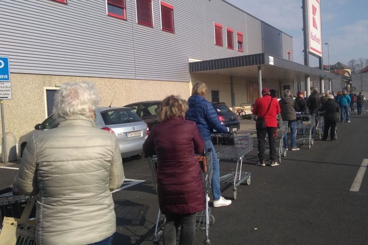Povinné metre kvária zákazníkov i obchodníkov