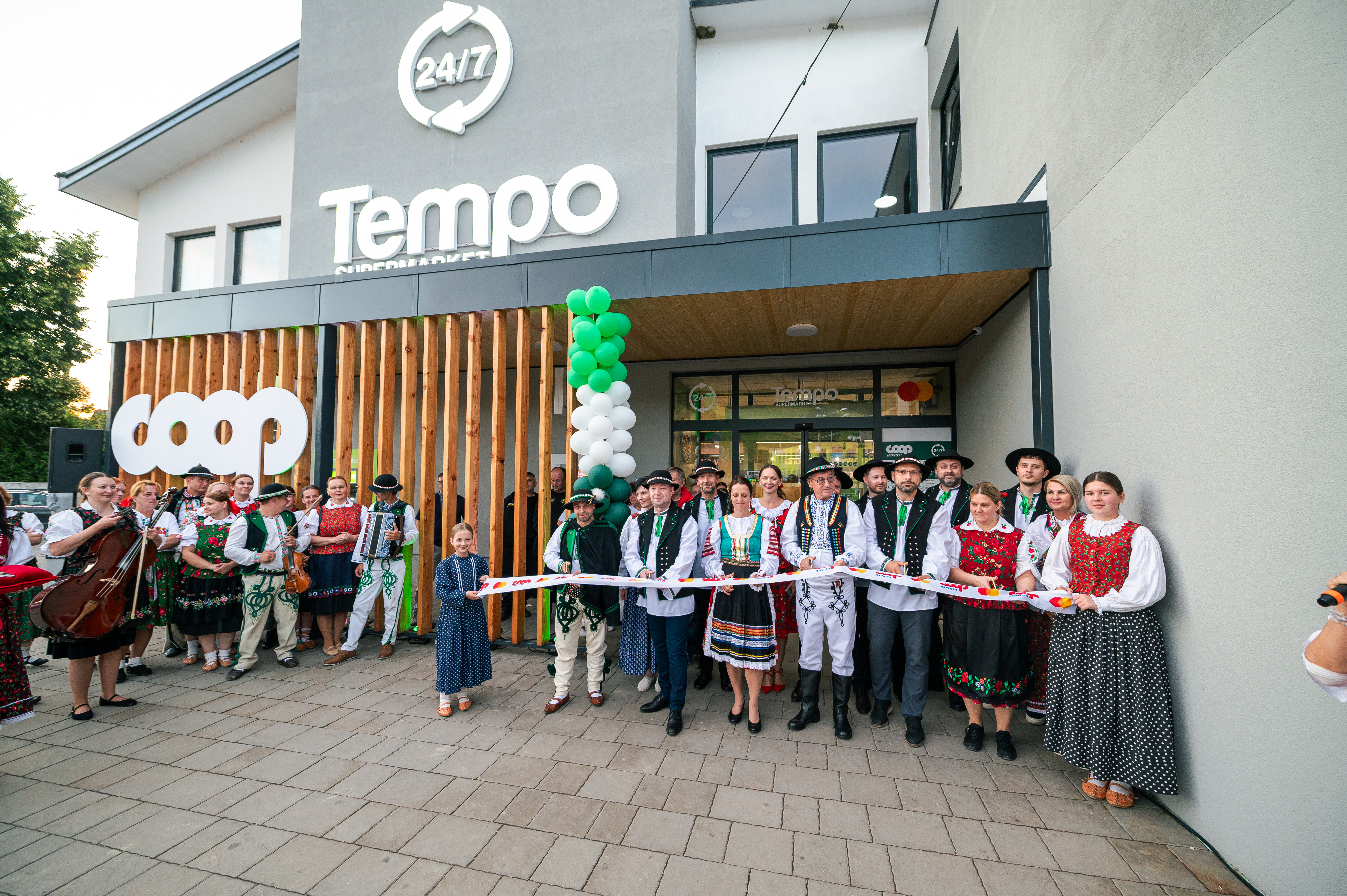 Goralské kroje zaplnili najväčšiu nonstop predajňu COOP Jednota Tempo SUPERMARKET 24/7 na Slovensku. V Zákamennom vznikol prvý COOP rekord
